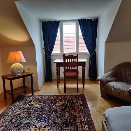 Ferienwohnung-Dachgeschoss Familie Mayer 多瑙河畔克雷姆斯 外观 照片